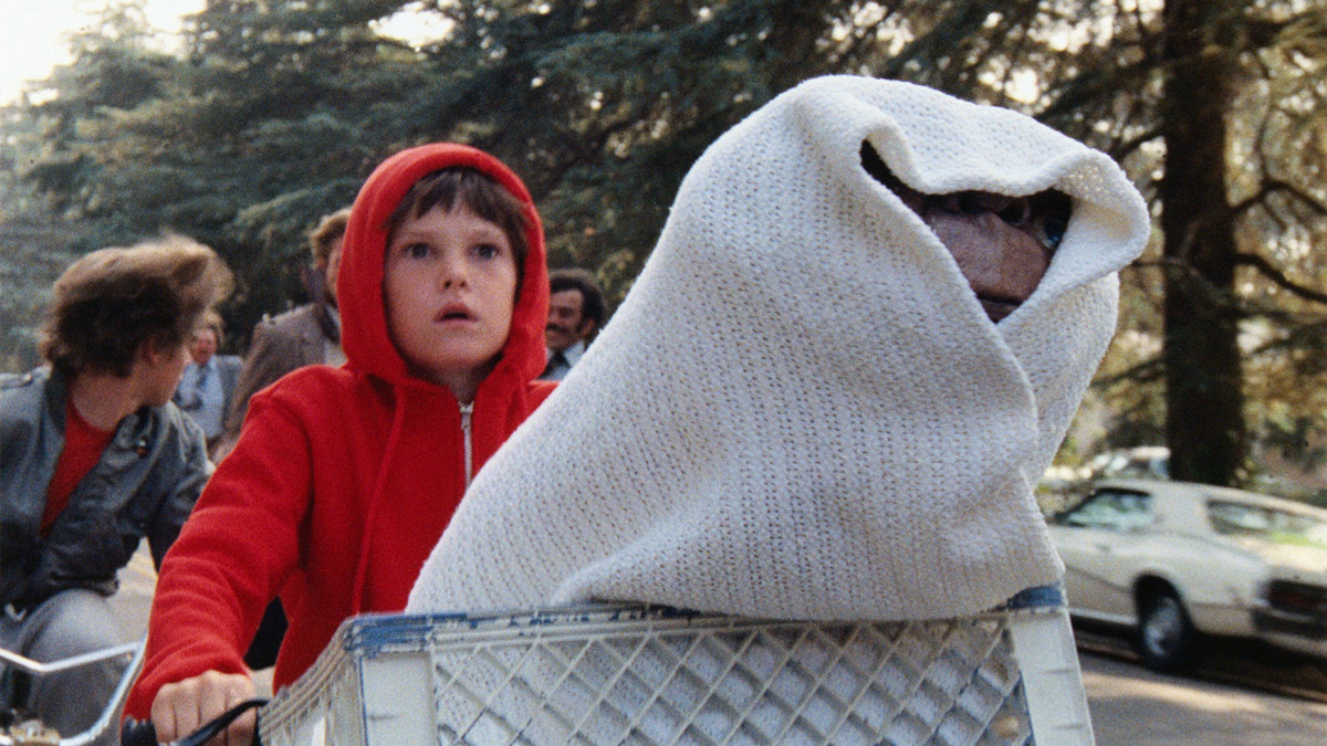 『E.T.』スピルバーグの自伝的SFファンタジー、その着想の裏側とは？
