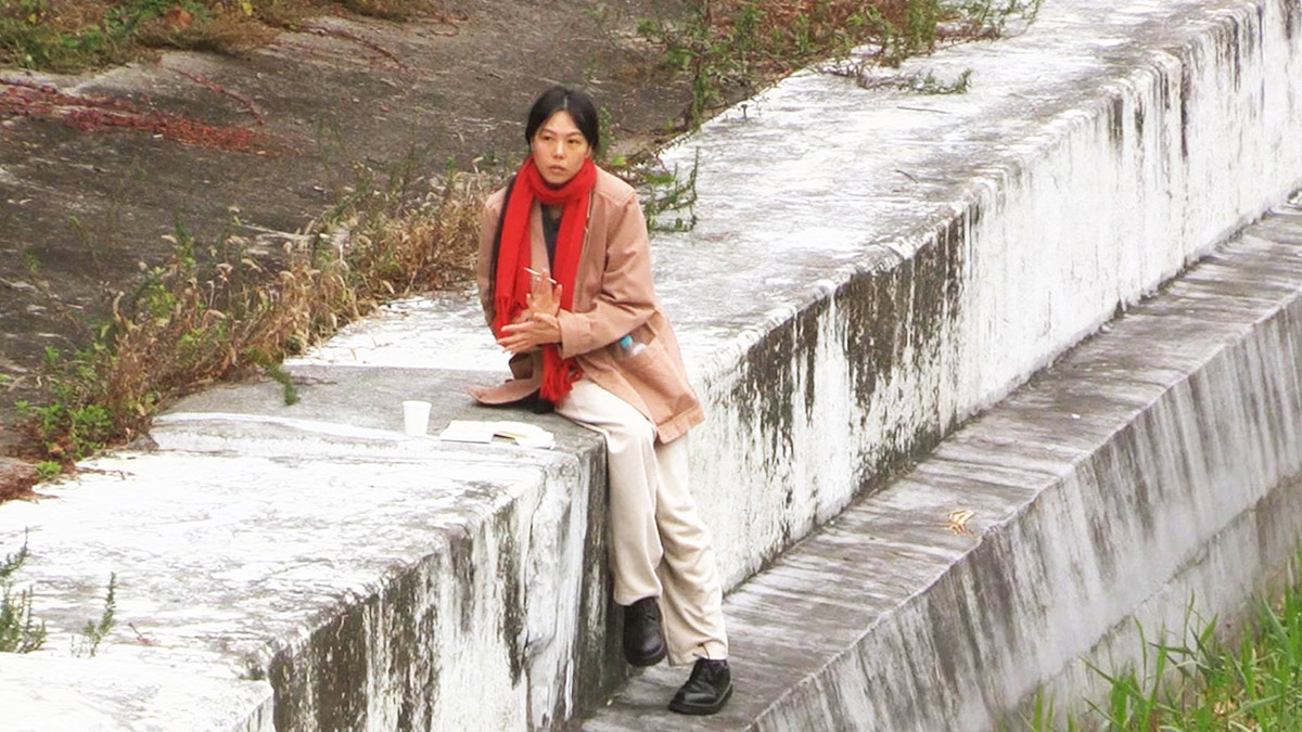 小川のほとりで